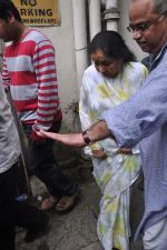 Asha Bhosle at the farewell to photogrpaher Gautam Rajadhyaksha in Mumbai on 13th Sept 2011 (33).JPG